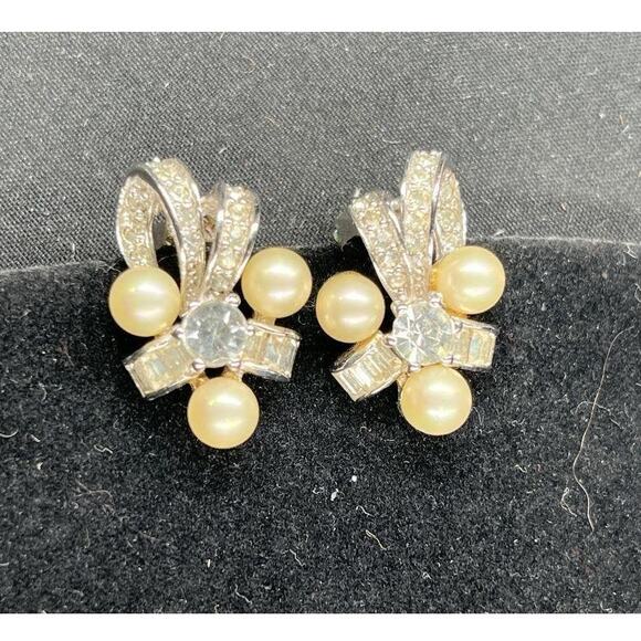 Vintage 1" Bow-Like Pennino Pink Pearl and Diamante Clip-On Earrings - Picture 1 of 3